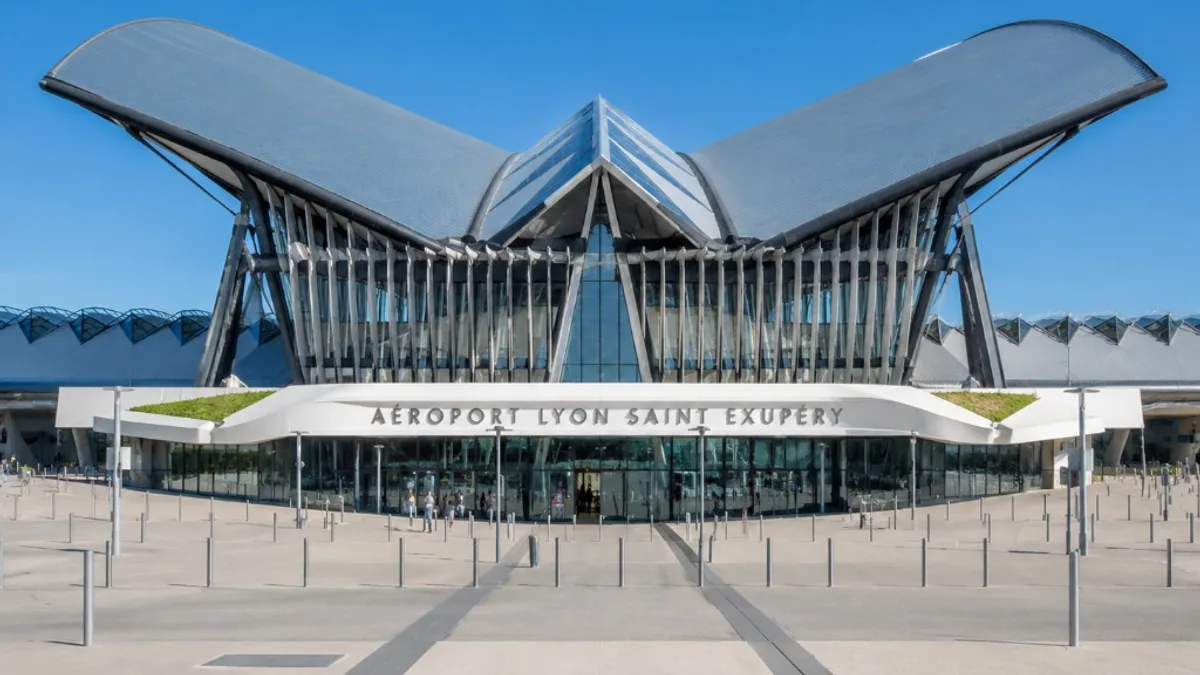 Entrée Aéroport Lyon Saint-Exupéry — transfert taxi Tara Taxi